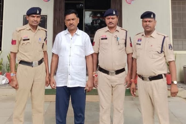 नगर सेना में नौकरी लगाने का झांसा देकर 6.30 लाख की ठगी, आरोपी गिरफ्तार नगर सेना में नौकरी लगाने का झांसा देकर 6.30 लाख की ठगी, आरोपी गिरफ्तार