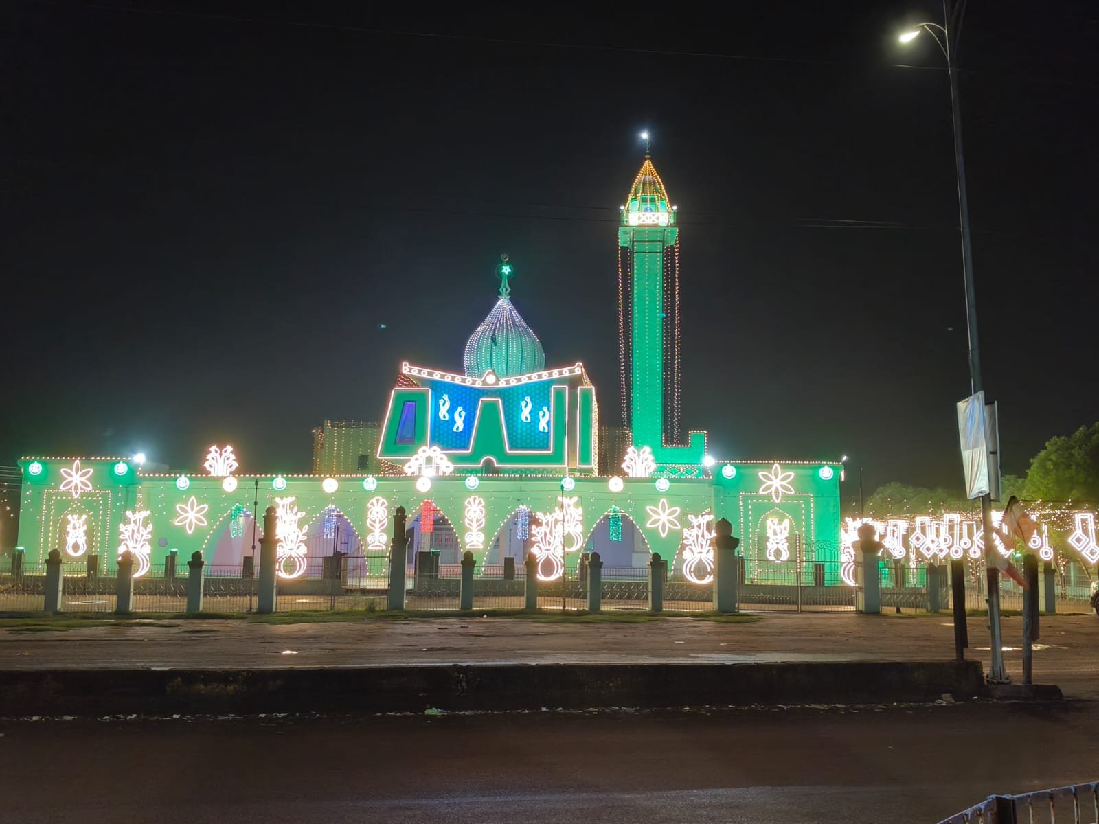 जश्ने ईद मिलादुन्नबी : रोशन हुई मस्जिदें, कल निकलेगा जुलूस-ए-मुहम्मदी जश्ने ईद मिलादुन्नबी : रोशन हुई मस्जिदें, कल निकलेगा जुलूस-ए-मुहम्मदी
