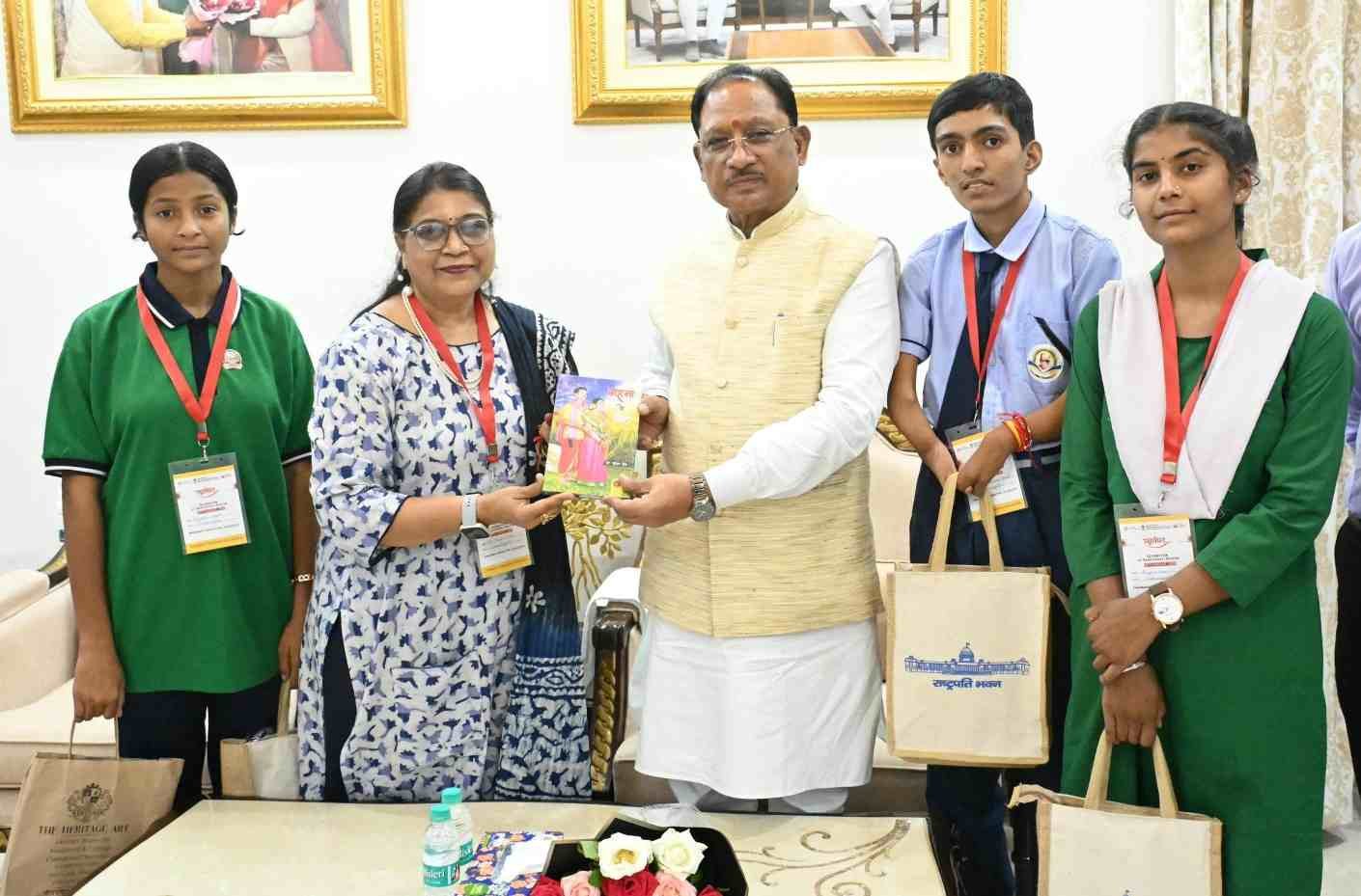 राष्ट्रपति से भेंट कर लौटे प्रतिभावान विद्यार्थियों ने CM साय से की सौजन्य मुलाकात