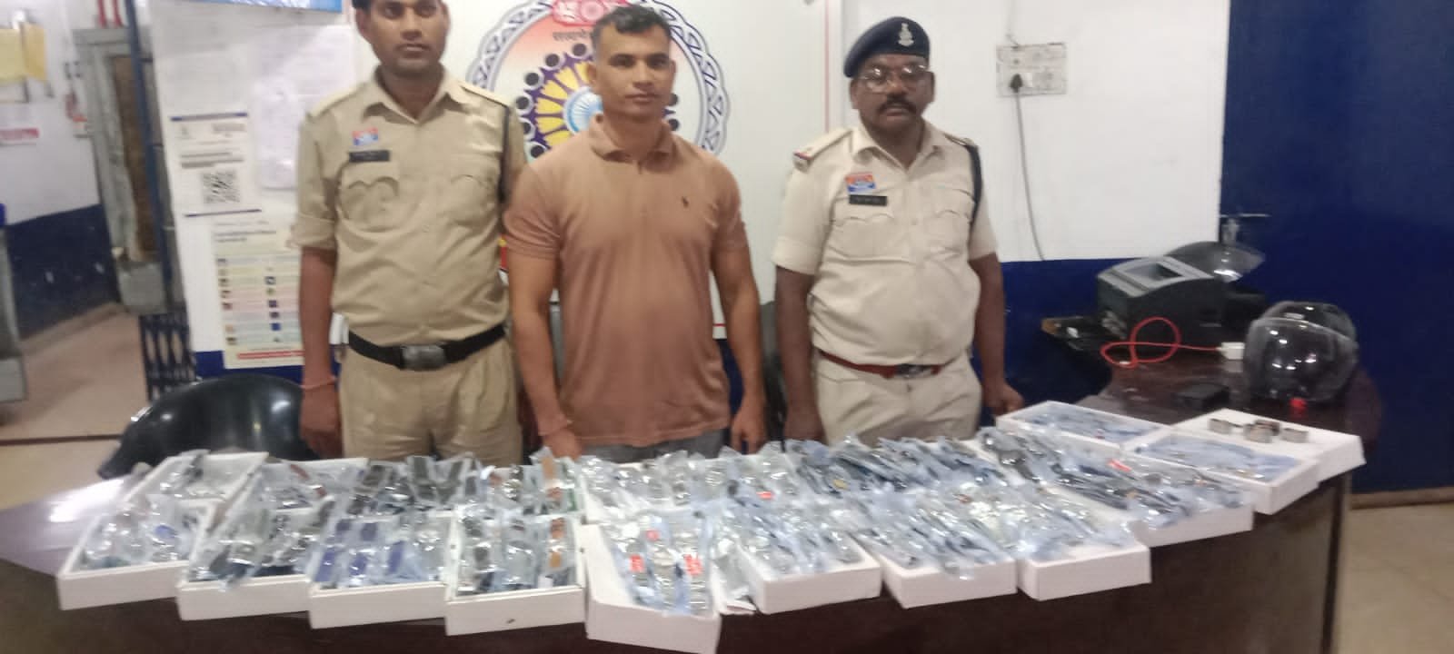 इंदिरा मार्केट दुर्ग में नकली घड़ियों का खेल: टाइटन-फास्ट्रैक की 280 घड़ियां जब्त