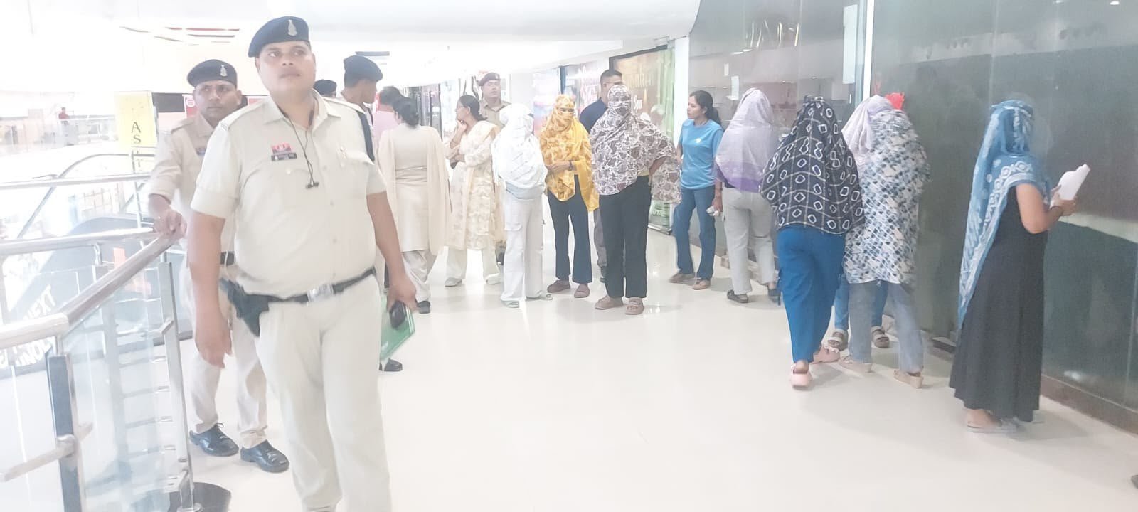 सूर्या टीआई मॉल के SPA सेंटर में पुलिस की दबिश, 7-8 युवतियां मुचलका पाबंद सूर्या टीआई मॉल के SPA सेंटर में पुलिस की दबिश, 7-8 युवतियां मुचलका पाबंद