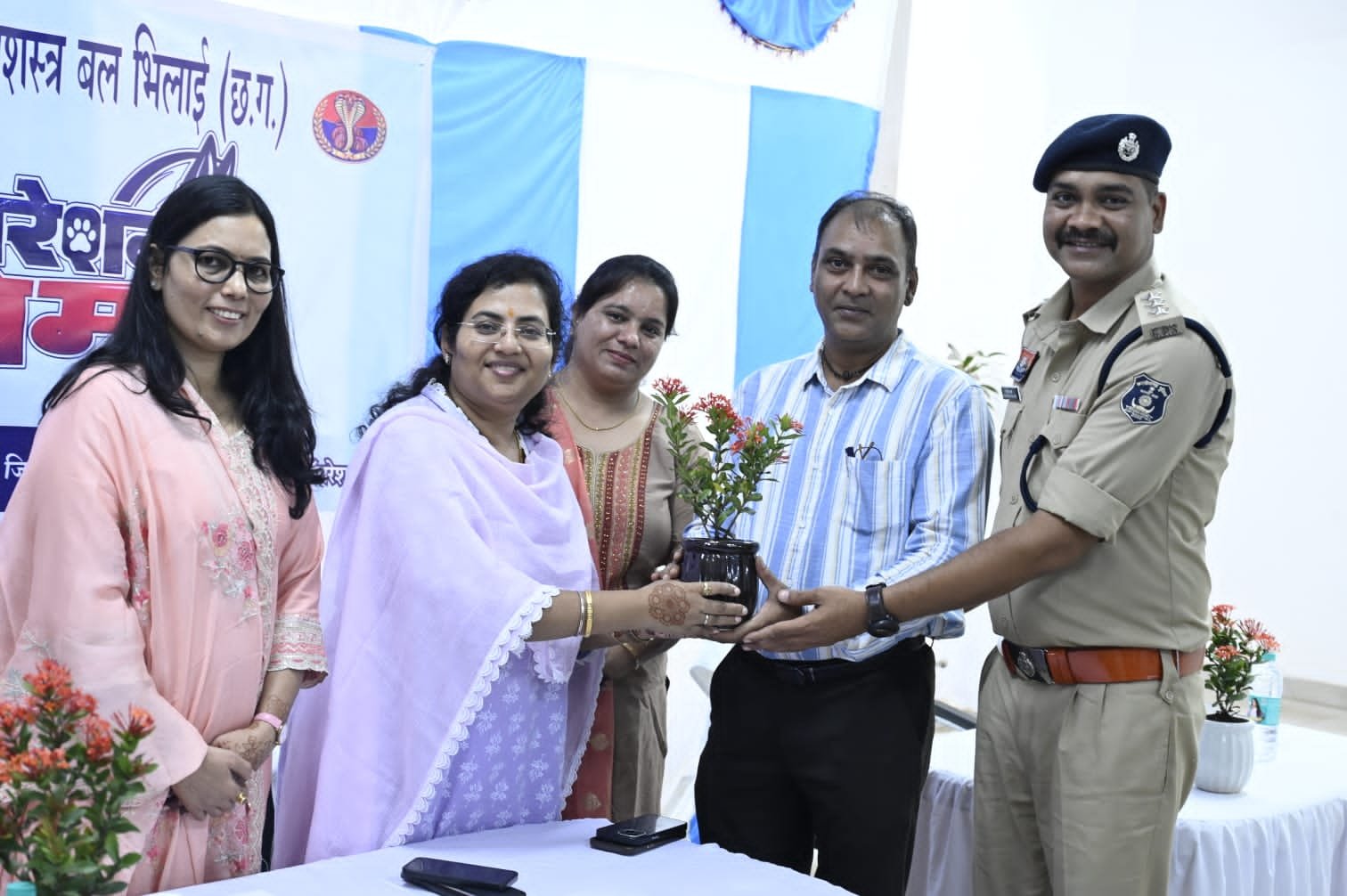 ऑपरेशन ‘खेमू’ की सफलता पर पुलिस टीम का सम्मान, तकनीक व जनसहयोग से बरामद हुआ पुलिस श्वान ऑपरेशन ‘खेमू’ की सफलता पर पुलिस टीम का सम्मान, तकनीक व जनसहयोग से बरामद हुआ पुलिस श्वान