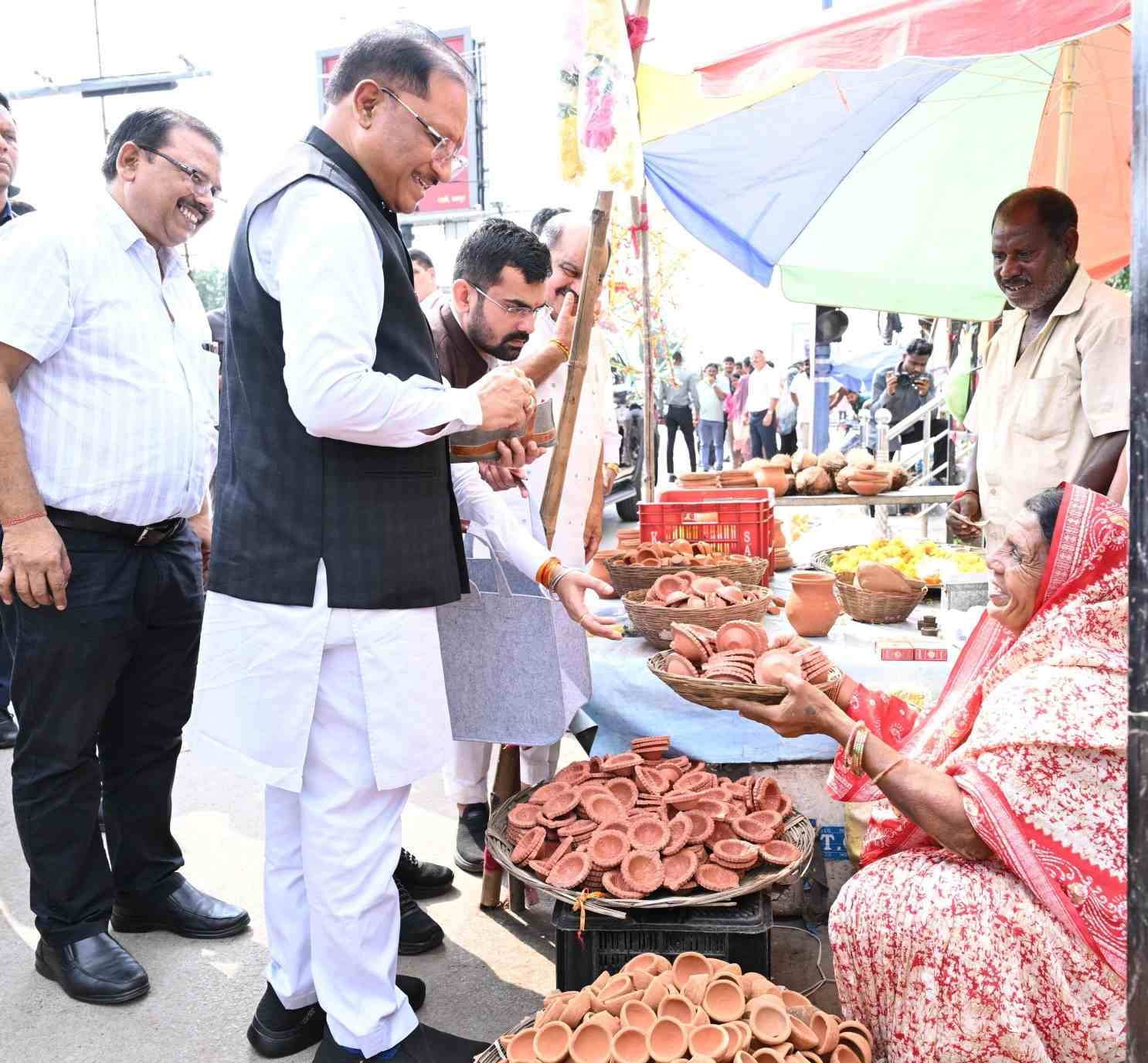 सड़क किनारे दीये बेच रही मीरा के पास अचानक पहुंचे CM साय, खरीदा ‘आशीर्वाद का दीया’