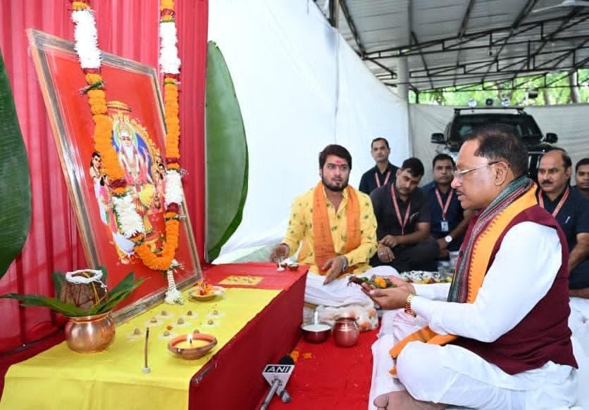 सृजन, कौशल और श्रम के सम्मान का संदेश देती है भगवान विश्वकर्मा की आराधना : मुख्यमंत्री विष्णु देव साय सृजन, कौशल और श्रम के सम्मान का संदेश देती है भगवान विश्वकर्मा की आराधना : मुख्यमंत्री विष्णु देव साय