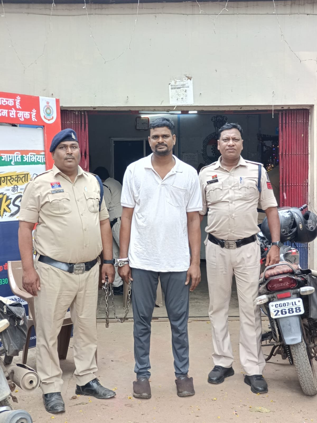 D-Mart के पास डोडा-अफीम बेचने ग्राहक तलाश रहा था आरोपी, 826 ग्राम डोडा और 7.48 ग्राम अफीम जब्त