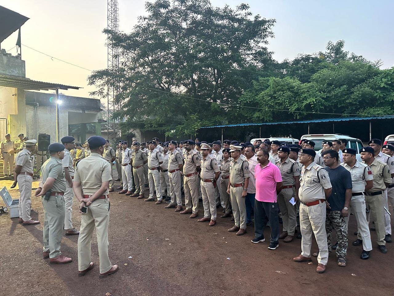 केंद्रीय जेल दुर्ग में प्रशासन का औचक छापा, दो मोबाइल व प्रतिबंधित सामग्री बरामद केंद्रीय जेल दुर्ग में प्रशासन का औचक छापा, दो मोबाइल व प्रतिबंधित सामग्री बरामद