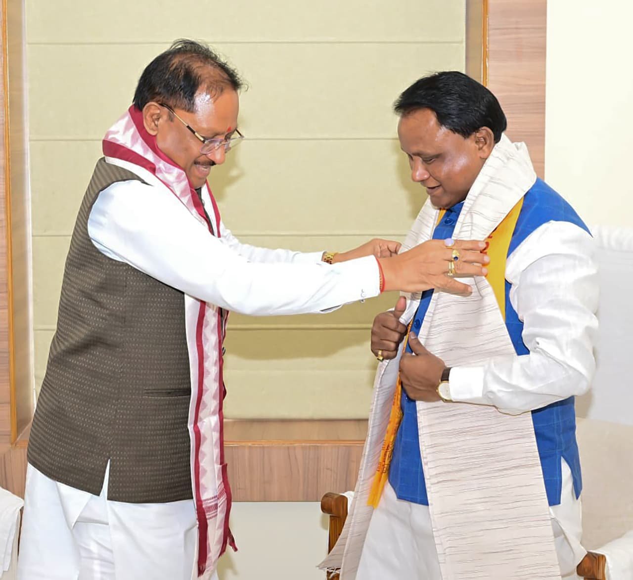 मुख्यमंत्री विष्णु देव साय ने ओडिशा के CM मोहन चरण माझी से की सौजन्य भेंट