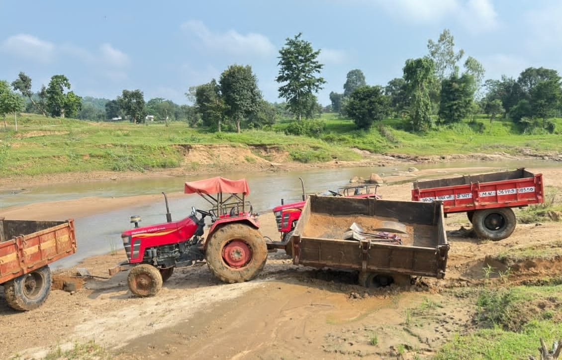 सीएम हेल्पलाइन की शिकायत पर साय सरकार की त्वरित कार्रवाई, अवैध रेत परिवहन पर कसा शिकंजा