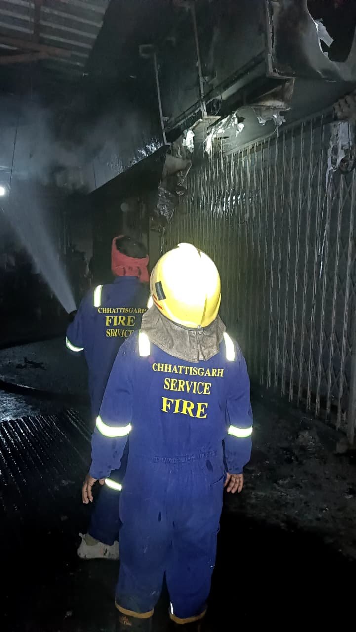 जवाहर मार्केट में पारख ज्वेलर्स के स्टोर में लगी भीषण आग, दमकल की तत्परता से टला बड़ा हादसा