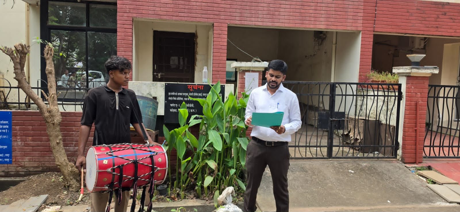 सूर्या रेजिडेंसी में IT की बड़ी कार्रवाई: मकान सील, ढोल बजाकर कराई गई मुनादी