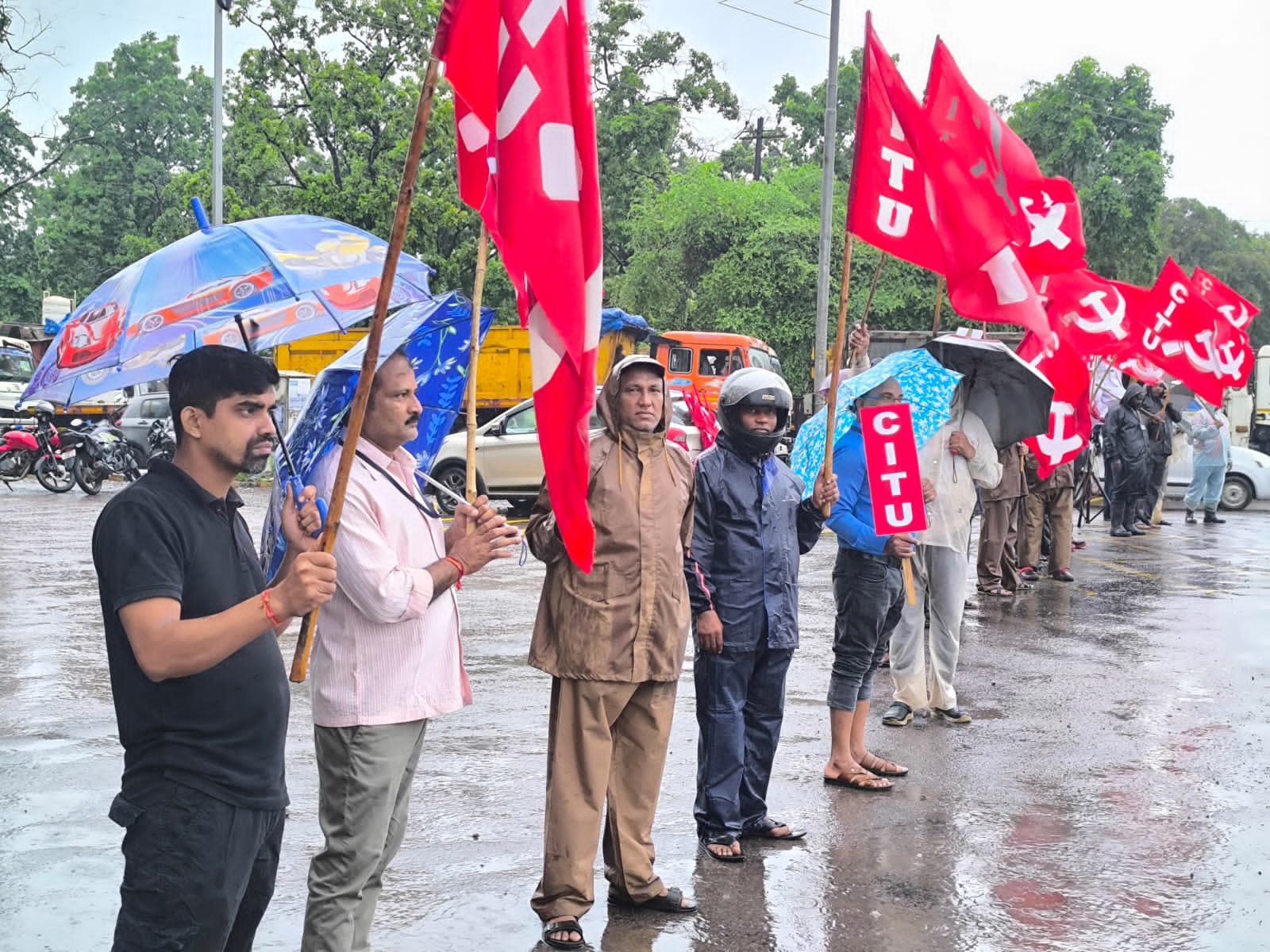 बोनस फार्मूला रद्द करने की मांग को लेकर बोरिया गेट पर सीटू का जोरदार प्रदर्शन