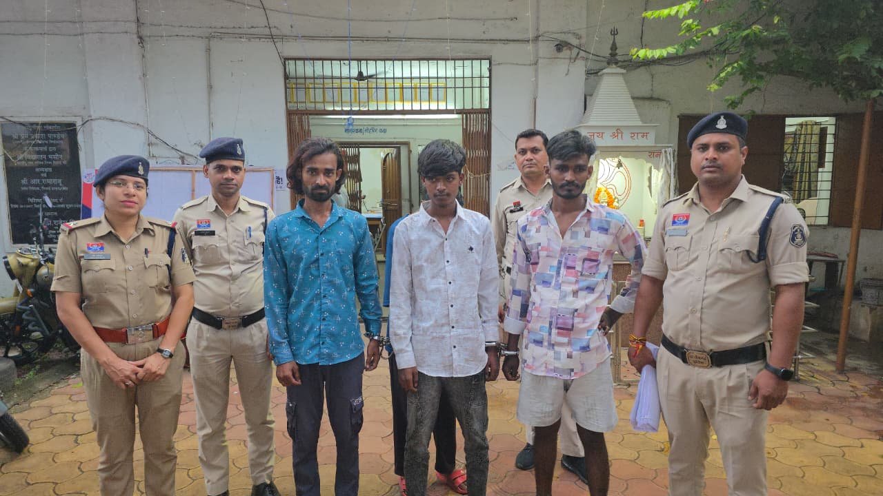 खुर्सीपार में हेरोइन तस्करी का मामला : फरार चल रहे 3 आरोपी गिरफ्तार खुर्सीपार में हेरोइन तस्करी का मामला : फरार चल रहे 3 आरोपी गिरफ्तार