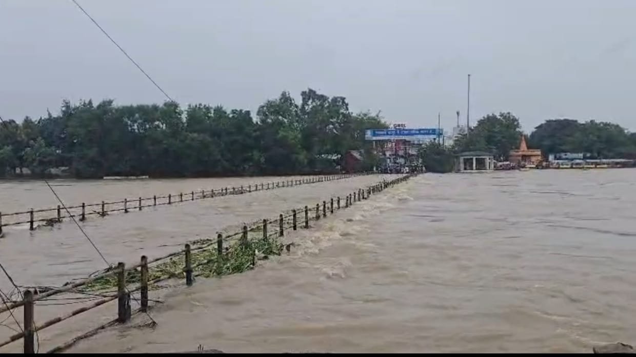 खारुन नदी के महादेवघाट पुल से 4 फीट ऊपर पानी, अमलेश्वर रायपुर मार्ग बंद