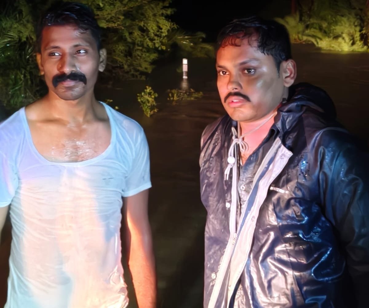 दुर्ग : कोकड़ी नाला पुल पर तेज बहाव में बाइक समेत बहा युवक, पेड़ के सहारे अटका