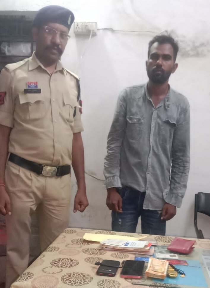 अस्पताल में फोन करने के बहाने मोबाइल ले खाते से उड़ाए 1.48 लाख, आरोपी अरेस्ट अस्पताल में फोन करने के बहाने मोबाइल ले खाते से उड़ाए 1.48 लाख, आरोपी अरेस्ट