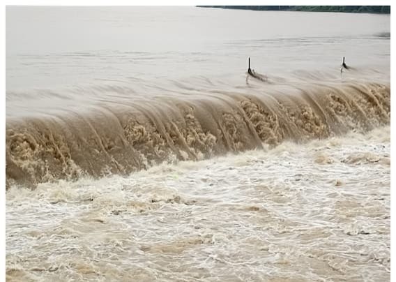 जलाशयों से 7000 क्यूसेक पानी छोड़े जाने से बढ़ा शिवनाथ नदी का जलस्तर