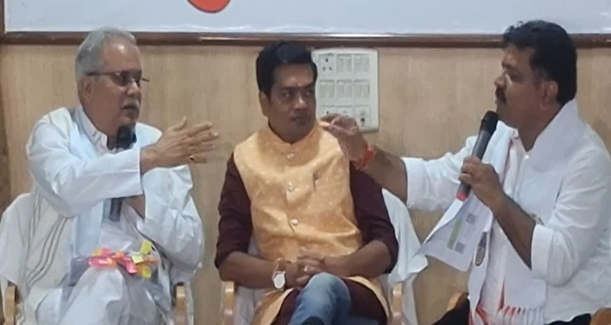 PM आवास योजना : छत्तीसगढ़ के पूर्व मुख्यमंत्री भूपेश बघेल और उपमुख्यमंत्री विजय शर्मा आमने-सामने