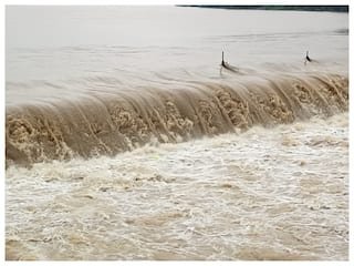 शिवनाथ नदी का बढ़ा जलस्तर : महमरा एनीकट से 4 फीट ऊपर बह रहा पानी