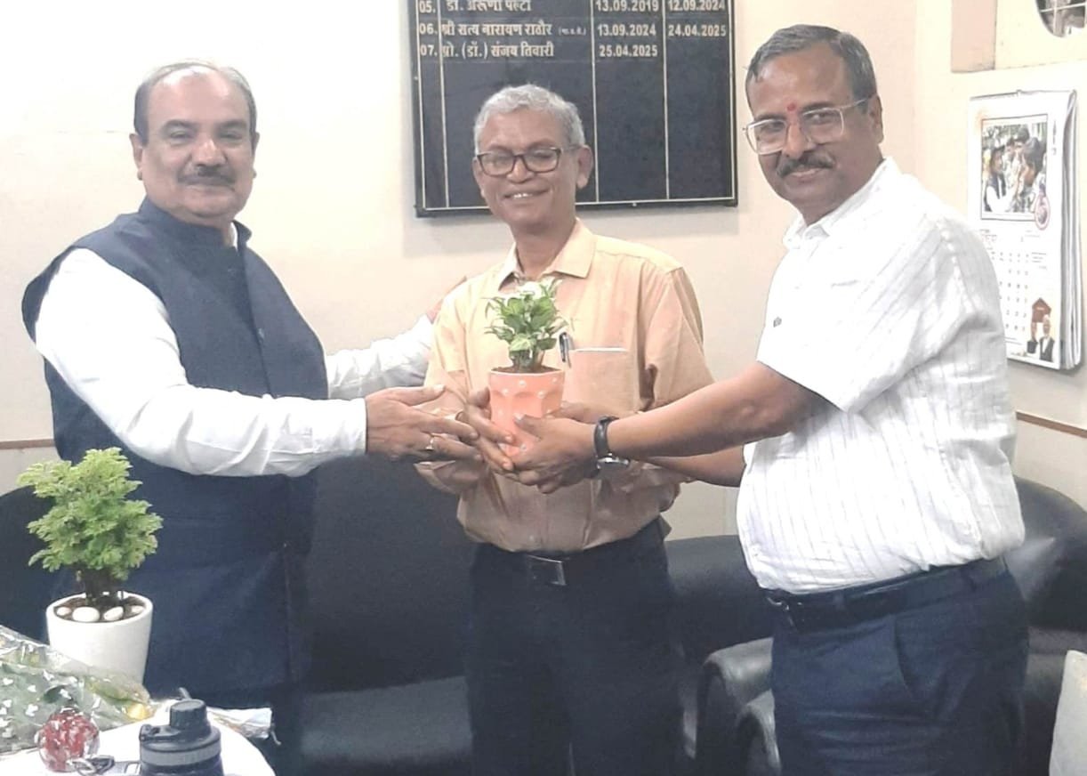 डॉ. अनिल पाण्डेय ने संभाला हेमचंद यादव विश्वविद्यालय के कुलसचिव का कार्यभार