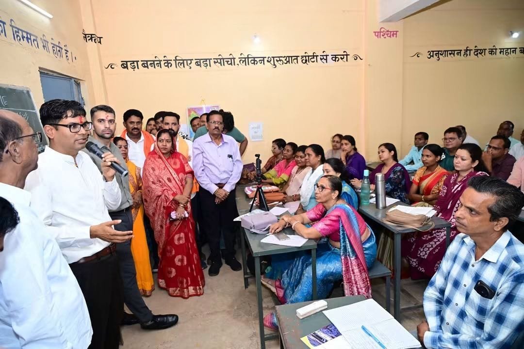 वित्त मंत्री ओ.पी. चौधरी ने पंचपारा में विद्यार्थियों की प्रतिभा को सराहा