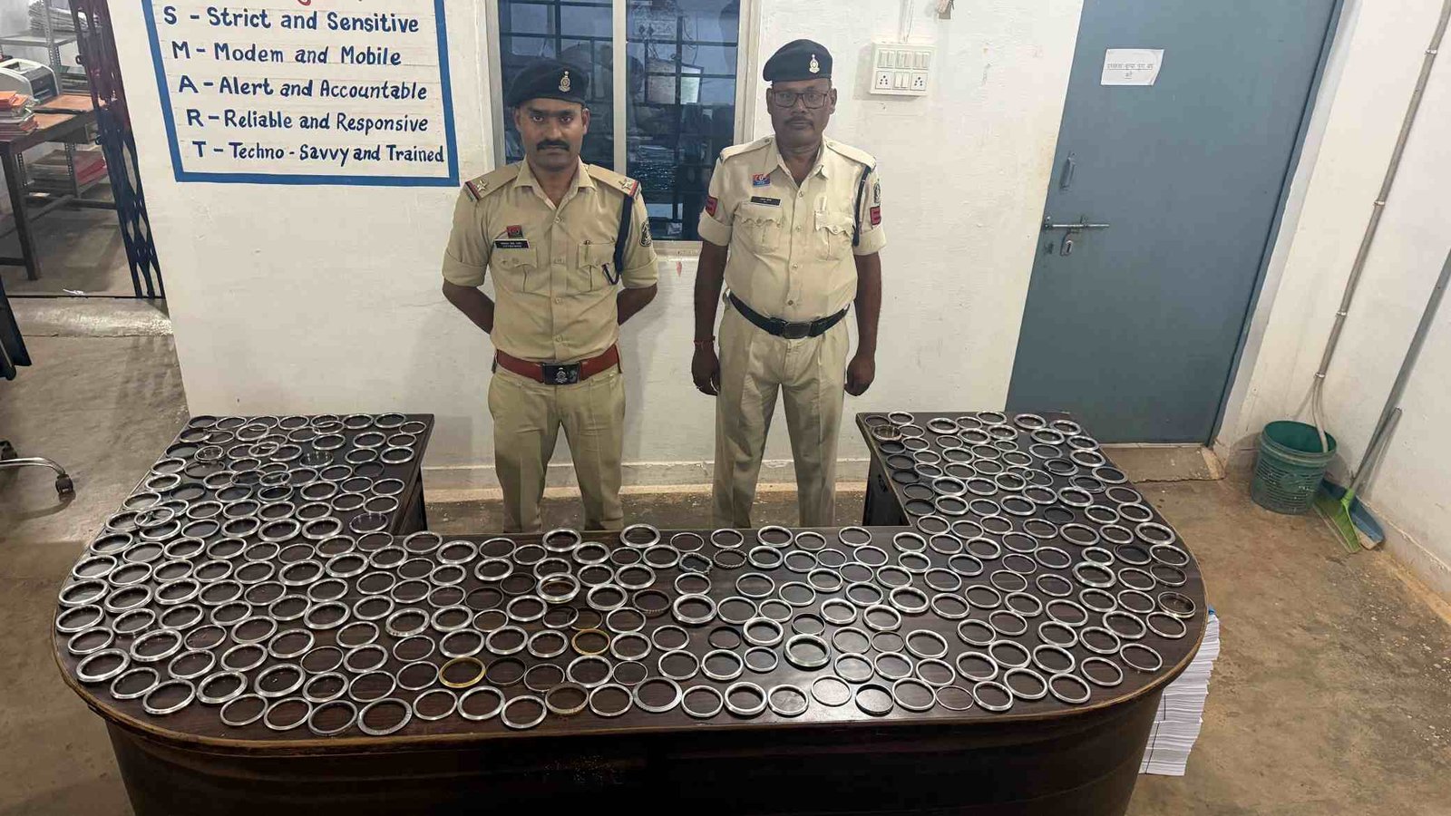धमधा में पुलिस की बड़ी कार्रवाई: 800 लोहे के कड़े उतरवाकर सुरक्षित रखे