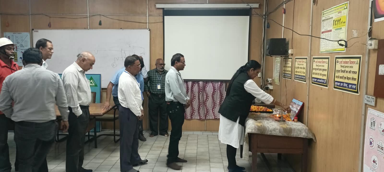 भिलाई इस्पात संयंत्र गैस हादसा: EMD के 14 दिवंगत साथियों को दी श्रद्धांजलि भिलाई इस्पात संयंत्र गैस हादसा: EMD के 14 दिवंगत साथियों को दी श्रद्धांजलि
