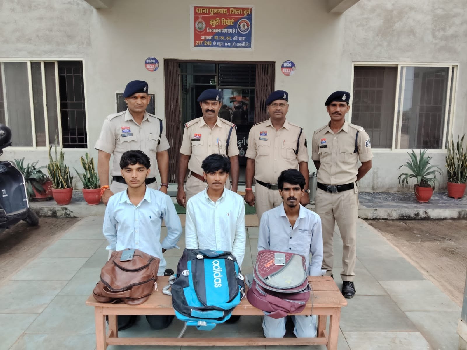 दुर्ग में गांजा बेचने पहुंचे राजस्थान के तीन युवक गिरफ्तार, 15.737 किलो गांजा जब्त
