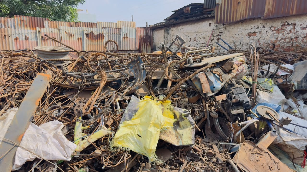 कबाड़ी गोदाम में चोरी के लोहे का बड़ा खेल! पाण्डेय कबाड़ी का संचालक गिरफ्तार कबाड़ी गोदाम में चोरी के लोहे का बड़ा खेल! पाण्डेय कबाड़ी का संचालक गिरफ्तार