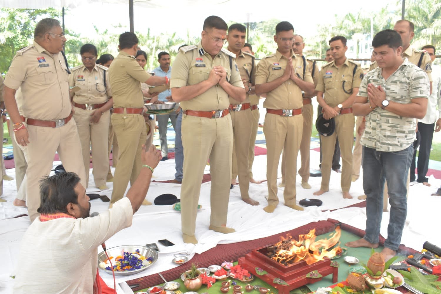 दुर्ग पुलिस लाइन में शस्त्र पूजा व वाहन पूजन किया SSP विजय अग्रवाल ने दुर्ग पुलिस लाइन में शस्त्र पूजा व वाहन पूजन किया SSP विजय अग्रवाल ने