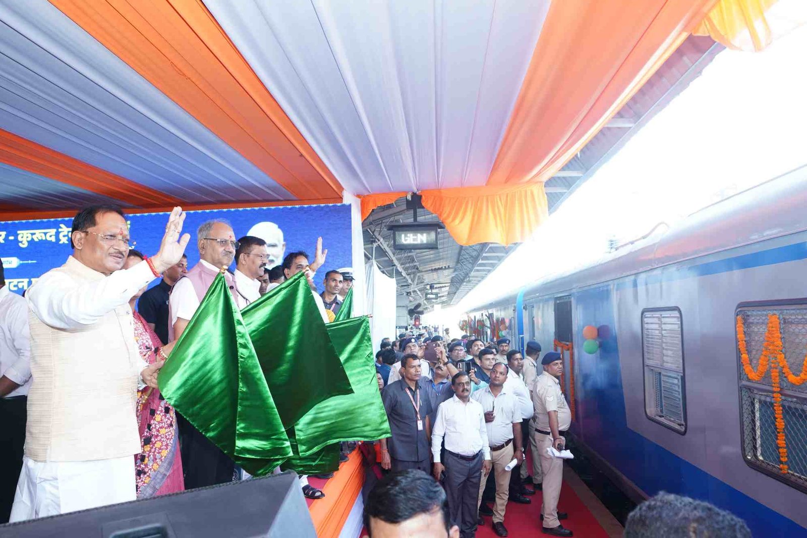 केंद्रीय रेल मंत्री अश्विनी वैष्णव और मुख्यमंत्री विष्णु देव साय और ने रावघाट – रायपुर एवं रायपुर – कुरूद यात्री रेल सेवाओं को दिखाई हरी झंडी