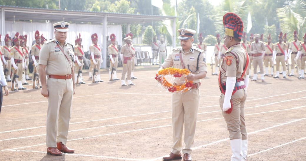 पुलिस स्मृति दिवस पर भिलाई में शहीद जवानों को श्रद्धांजलि, IG अभिषेक शांडिल्य ने ली परेड की सलामी