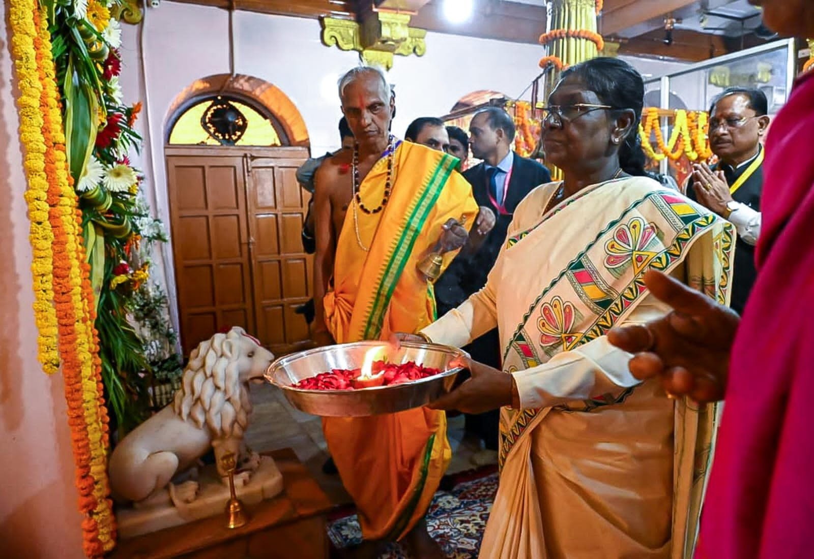 राष्ट्रपति श्रीमती द्रौपदी मुर्मु ने माँ दंतेश्वरी की पूजा-अर्चना कर देशवासियों की सुख-समृद्धि व खुशहाली की कामना की राष्ट्रपति श्रीमती द्रौपदी मुर्मु ने माँ दंतेश्वरी की पूजा-अर्चना कर देशवासियों की सुख-समृद्धि व खुशहाली की कामना की