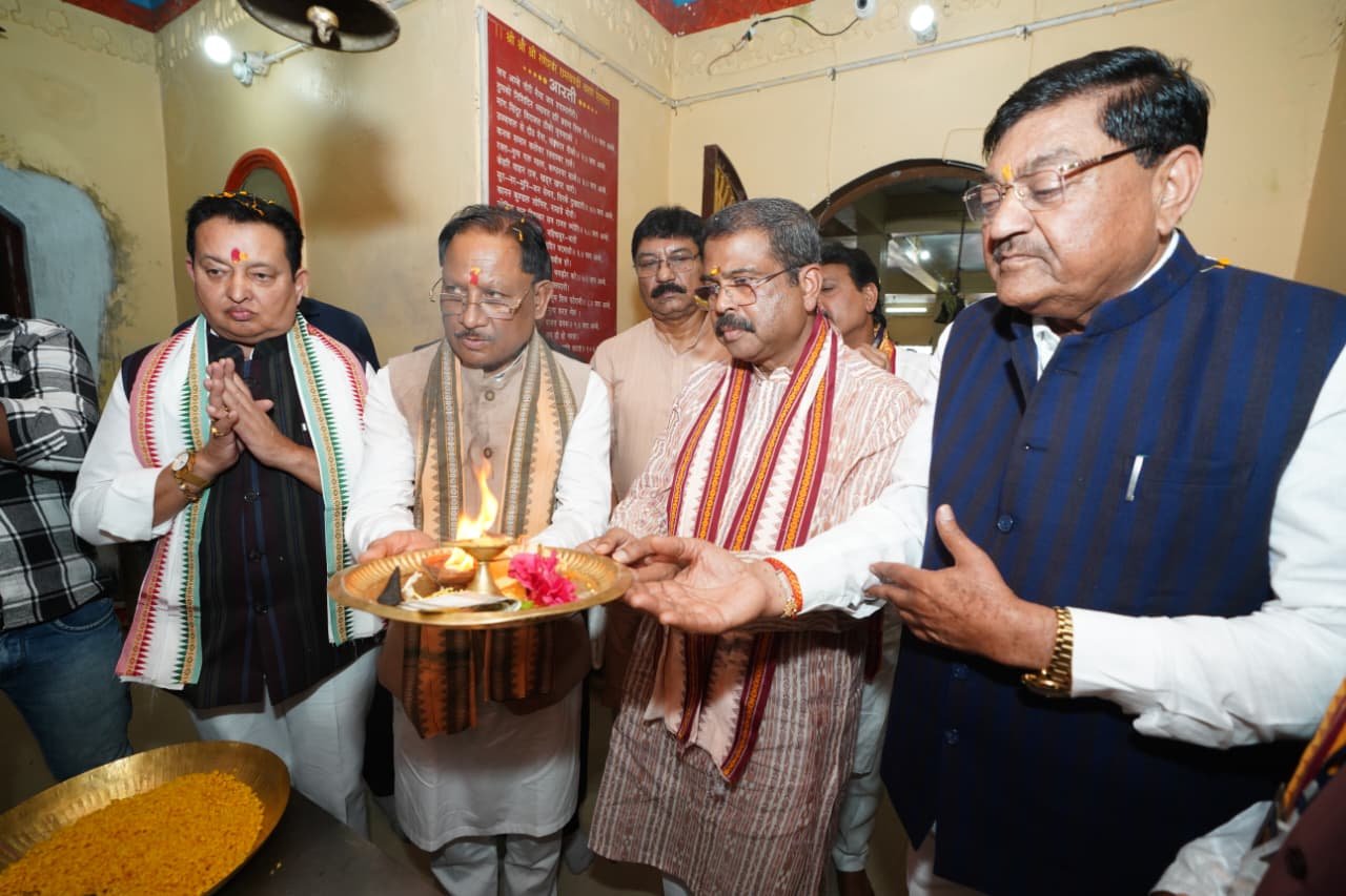 मुख्यमंत्री विष्णु देव साय ने रामचंडी मंदिर में पूजा-अर्चना कर प्रदेश की खुशहाली एवं सुख-समृद्धि की कामना की मुख्यमंत्री विष्णु देव साय ने रामचंडी मंदिर में पूजा-अर्चना कर प्रदेश की खुशहाली एवं सुख-समृद्धि की कामना की