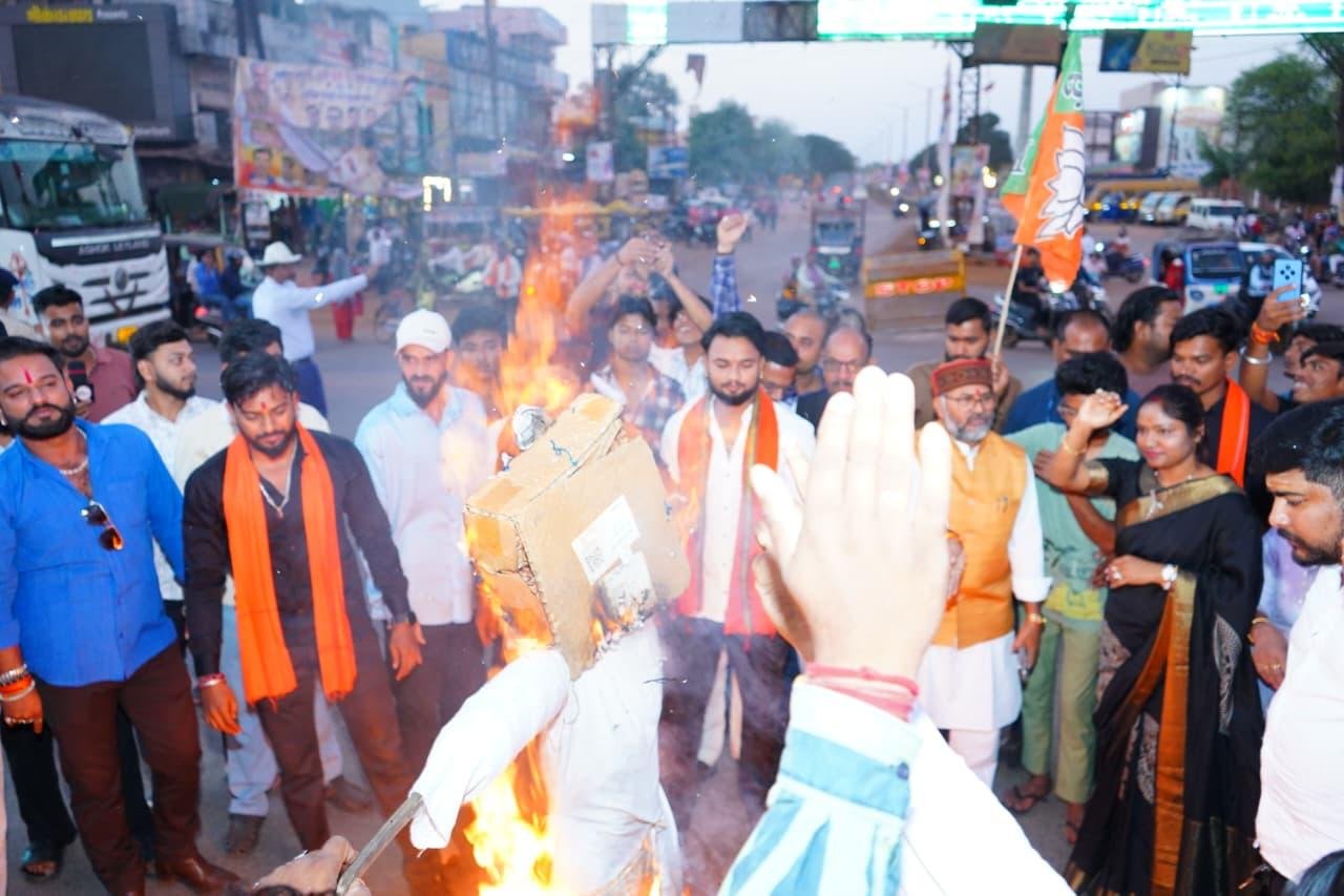 मोदी के खिलाफ खड़गे की टिप्पणी, भड़का BJYM, सिरसा गेट चौक पर फूंका पुतला