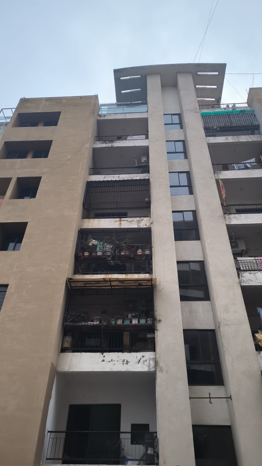 दुर्ग में ED की दबिश! ऋषभ ग्रीन सिटी में कारोबारी गुलशन बघेल के आवास पर छापा दुर्ग में ED की दबिश! ऋषभ ग्रीन सिटी में कारोबारी गुलशन बघेल के आवास पर छापा