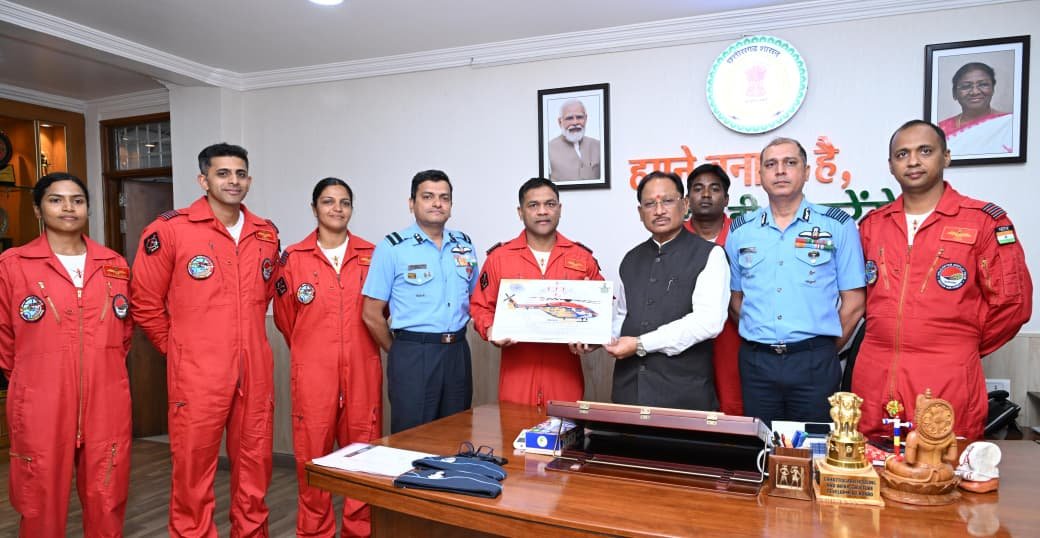 मुख्यमंत्री विष्णु देव साय से सारंग हेलीकॉप्टर डिस्प्ले टीम ने की सौजन्य मुलाकात