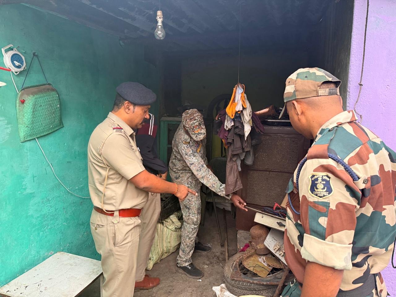 दुर्ग पुलिस का तड़के सुबह बड़ा चेकिंग अभियान, 200 जवानों ने संभाला मोर्चा दुर्ग पुलिस का तड़के सुबह बड़ा चेकिंग अभियान, 200 जवानों ने संभाला मोर्चा