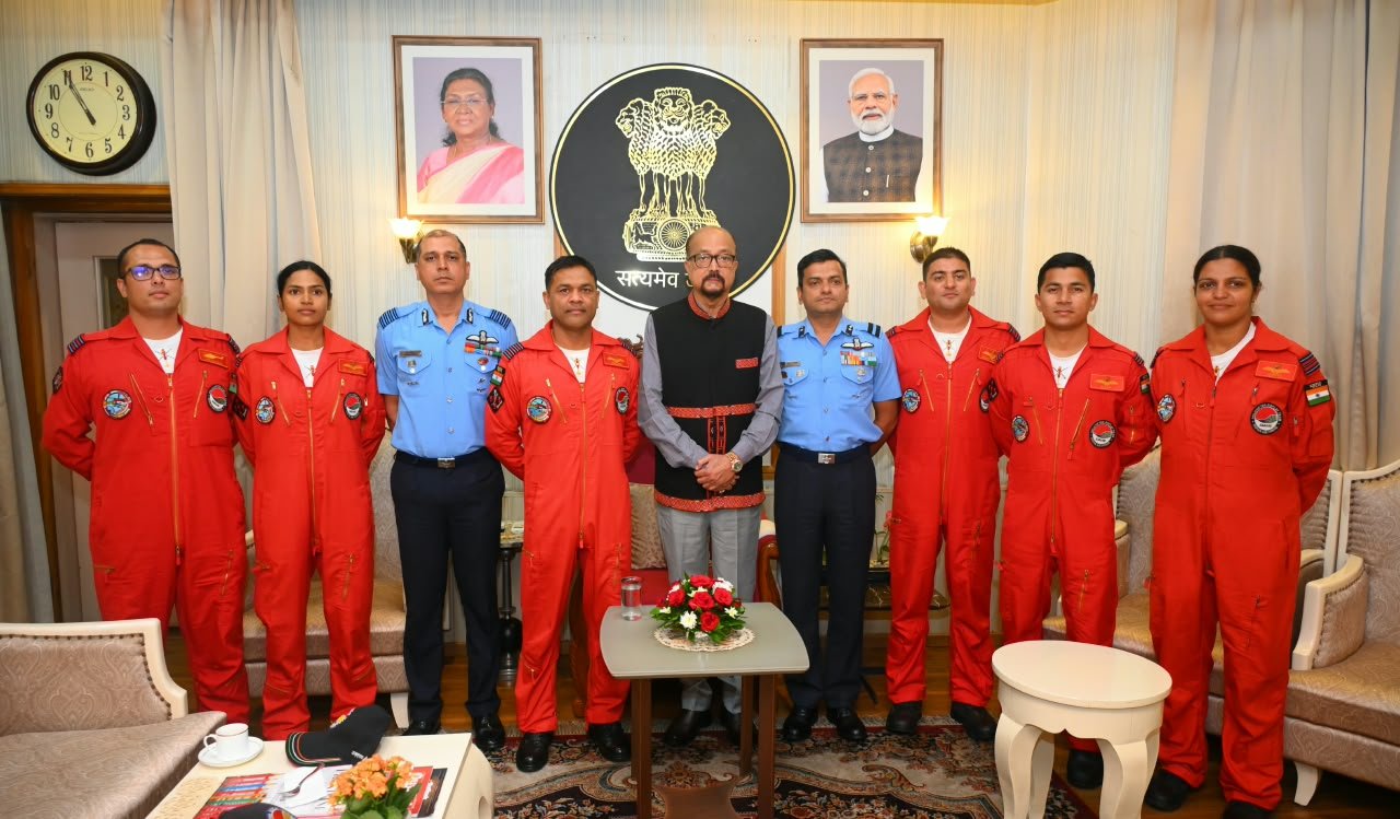 राज्यपाल रमेन डेका से एयर ऑफिसर कमांडिंग नंदा कुमार बाला ने की सौजन्य भेंट