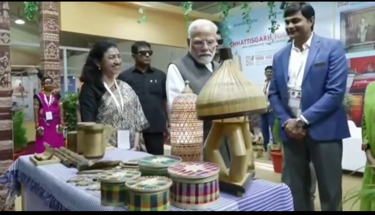 प्रधानमंत्री नरेन्द्र मोदी ने छत्तीसगढ़ के स्टाल का किया अवलोकन की सराहना